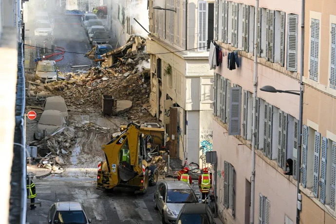 Az összeomlott lakóház romjai vasárnap reggel – Fotó: Nicolas Tucat / AFP
