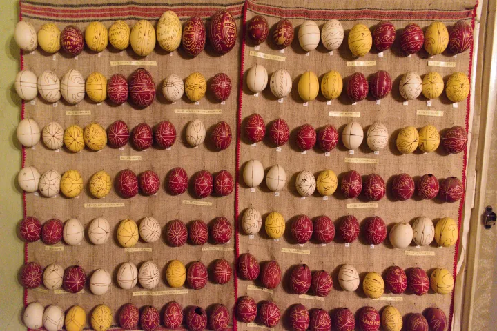 A Lőrinczi Etelka által gyűjtött különböző minták és azoknak elkészítési fázisai egy tojásíró, vászonra varrt, falra akasztható „útmutatóba" rendezve – Fotó: Tőkés Hunor / Transtelex