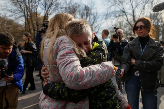 A 13 éves Bogdan és anyja, Irina szombati találkozásukkor – Fotó: Valentyn Ogirenko / Reuters