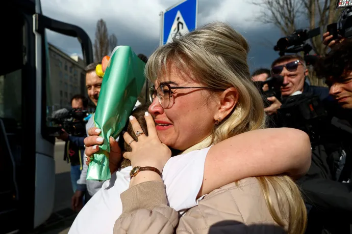 Jana Sapocsko öleli újra karjaiban 9 éves unokaöccsét, Danyilt – Fotó: Valentyn Ogirenko / Reuters