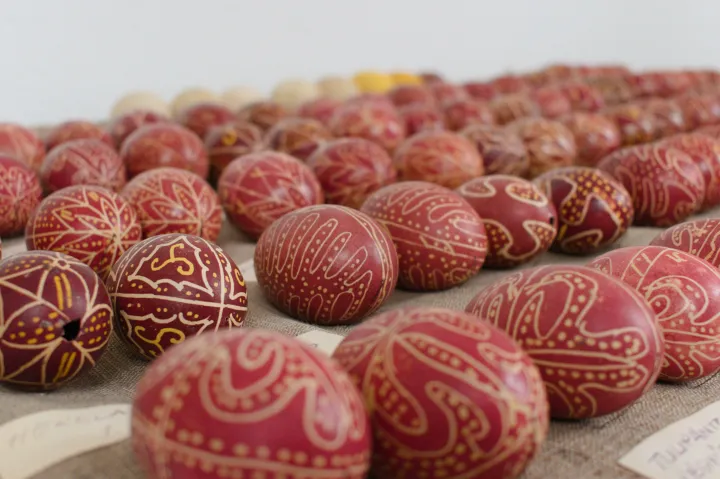 Húsvét és hagyomány: egyedülálló tojásgyűjtemény nyomába eredtünk a háromszéki Árapatakon