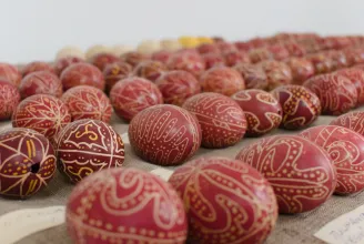 Húsvét és hagyomány: egyedülálló tojásgyűjtemény nyomába eredtünk a háromszéki Árapatakon