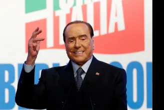 Berlusconi üzent az intenzívről: Nem könnyű, de össze fogom szedni magam