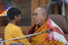 Bocsánatot kért a dalai láma, miután szájon csókolt egy fiút, majd arra kérte őt, hogy „szopogassa a nyelvét”