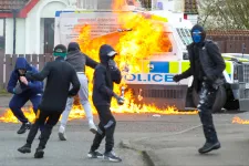 Molotov-koktélokkal támadtak meg egy rendőrautót maszkos északír szeparatisták Derryben