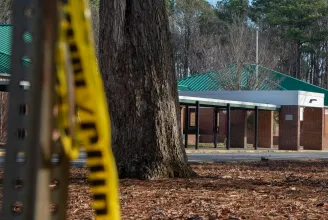 Hatéves gyerek lőtt rá tanárnőjére Virginiában, vádat emeltek az anyja ellen