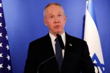 Mégsem rúgják ki az izraeli védelmi minisztert