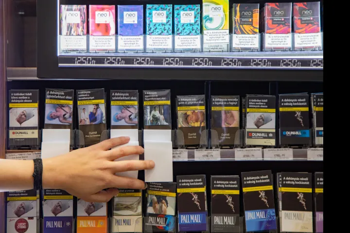 Akár fizetnének is a briteknek, csak szokjanak le a cigarettáról