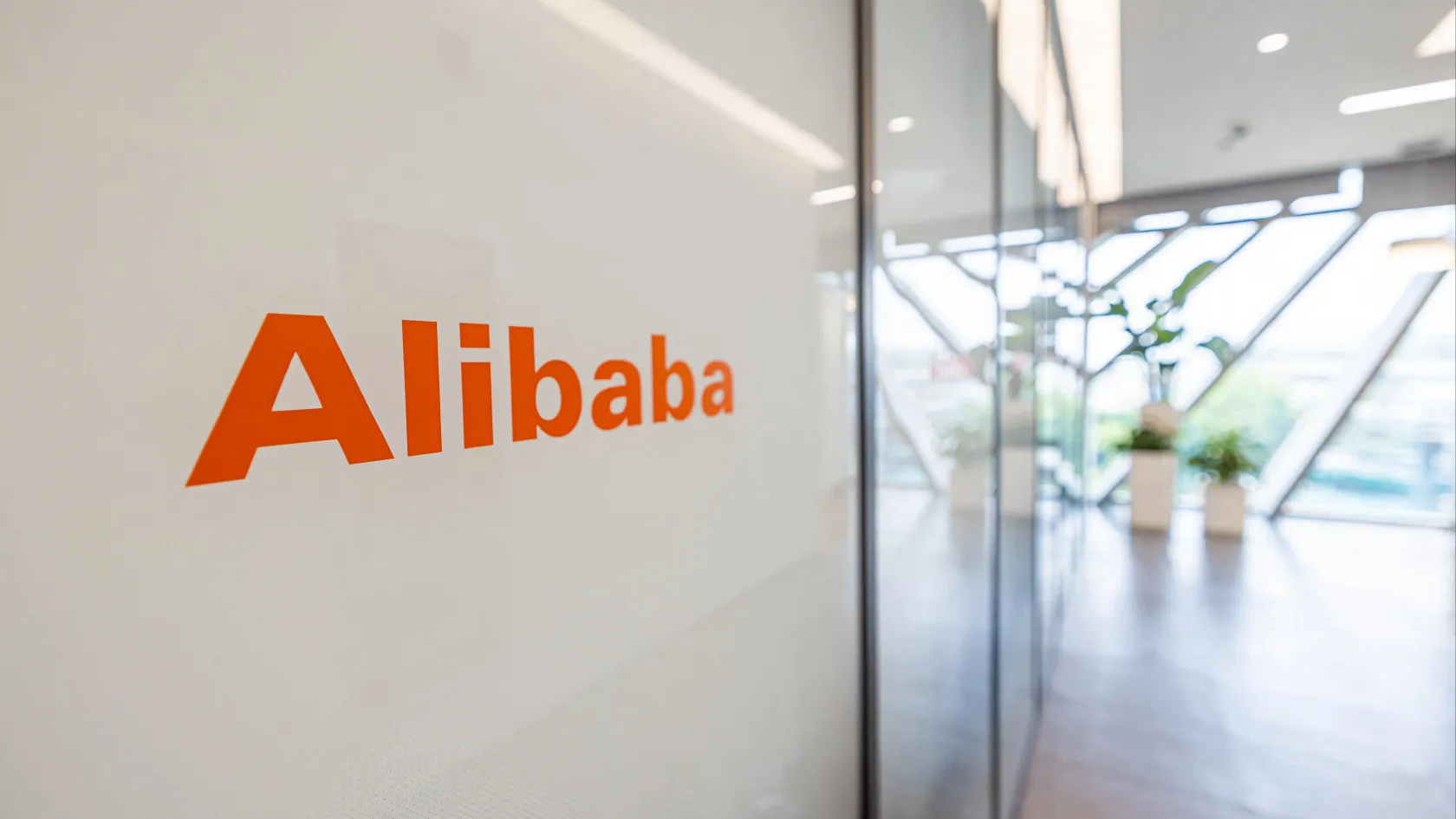 A kínai Alibaba is saját mesterséges intelligenciát fejleszt le a ChatGPT-vel versenyezve