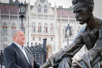 Haza, kard, távolba révedés és József Attila: magyar politikusok találkozása a költészet napjával