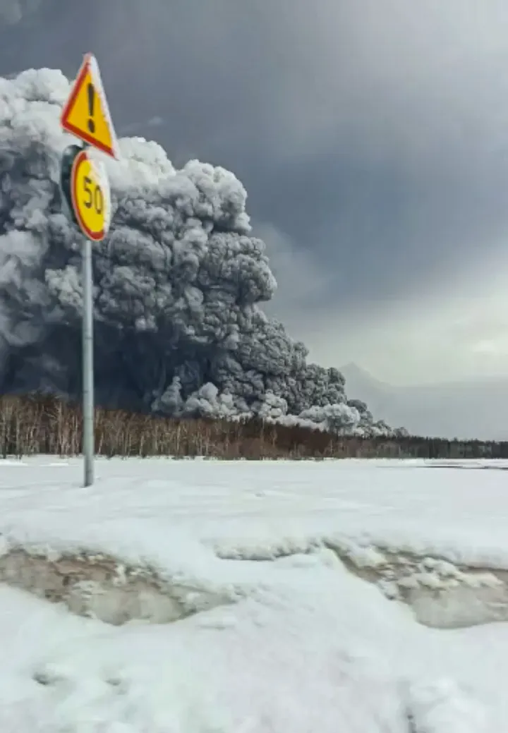 Sűrű füstöt és vulkáni hamut lövell a magasba a Kamcsatka-félszigeten kitört Sivelucs vulkán 2023. április 11-én – Fotó: Alekszandr Ledjajev / AP / MTI