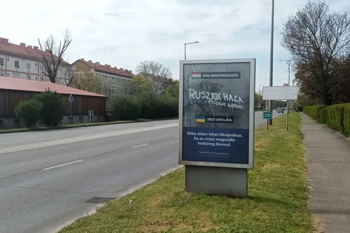 Más formátumban kitett plakát Pécsen – Fotó: Olvasói fotó / Telex
