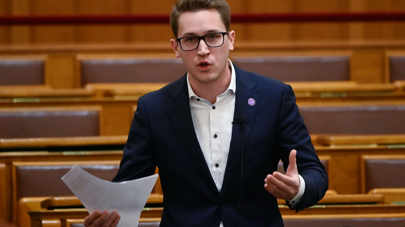 Momentum: Koronázzák meg Orbán Viktort! Dömötör Csaba: Másodszorra legalább eltalálták a kormányülés napját a kordonbontáskor