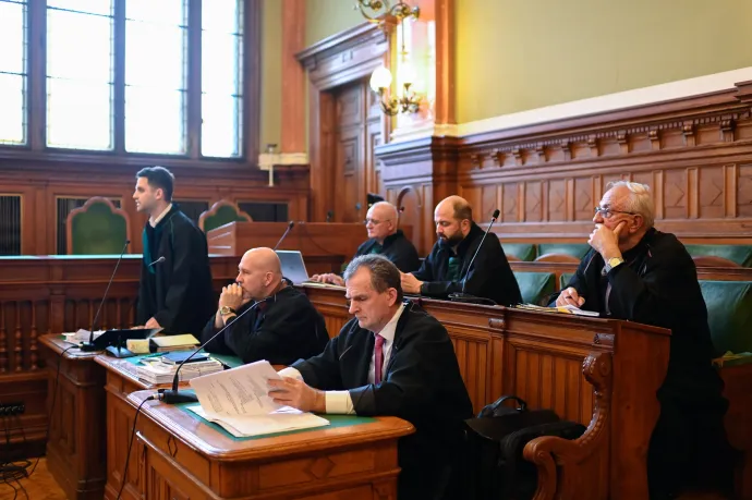 Ügyészek és védők a Fővárosi Törvényszék tárgyalásán – Fotó: Bődey János / Telex