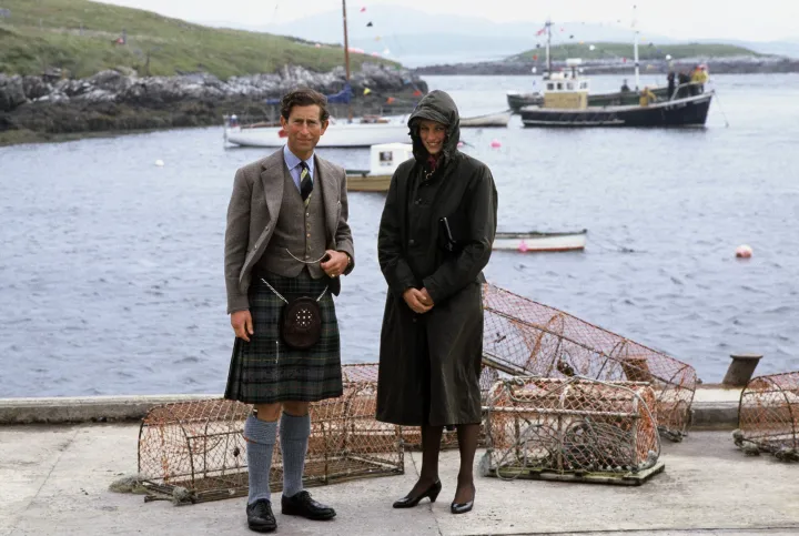 Károly herceg és felesége, Diana hercegné, 1985. július 4-én, a skóciai Lochmaddy kikötőben – Fotó: Anwar Hussein / Getty Images