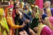 Virálissá vált Románia indiai nagykövetének aratóünnepi tánca