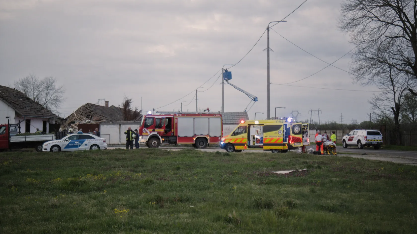 Felrobbant egy ház Szegeden, a romok alól mentettek ki valakit