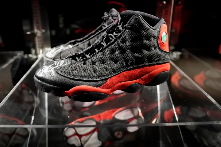 2,2 millió dollárért kelt el Michael Jordan cipője