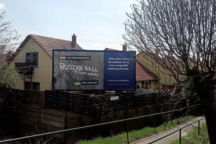 Az amerikai nagykövetség pénzügyi támogatásával készült, „Ruszkik, haza!” feliratú plakát Gyulán – Fotó: Haász János / Telex