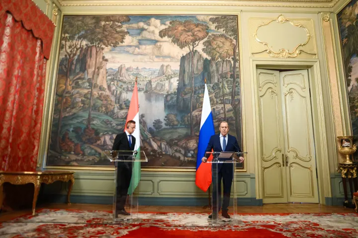 Szijjártó Péter és Szergej Lavrov orosz külügyminiszter tart sajtótájékoztatót Moszkvában 2022. július 21-én – Fotó: RUSSIAN FOREIGN MINISTRY / AFP