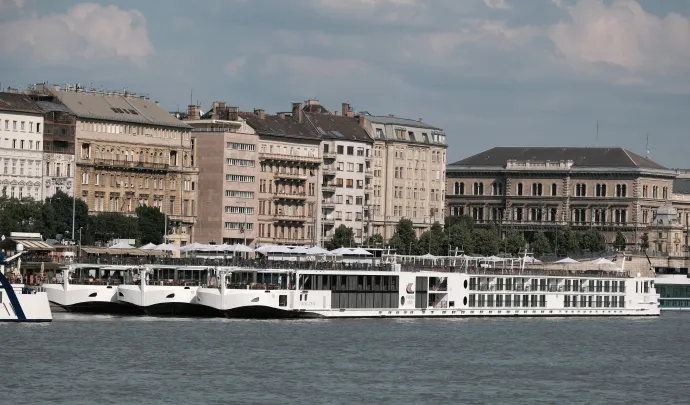 Egymás mellé kikötött szállodahajók Budapesten 2022. június 12-én, legelöl a MS Viking Idun – Fotó: Nagy Zoltán / MTI