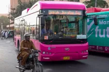 Rózsaszín buszokkal védik a zaklatástól a pakisztáni nőket