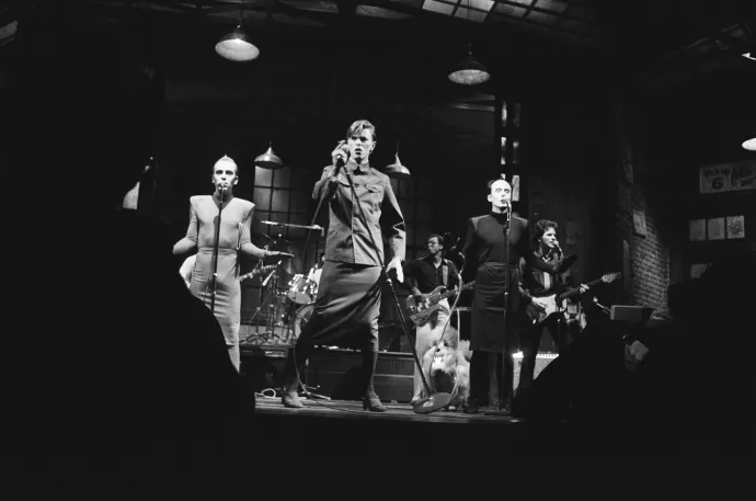 David Bowie 1979. december 15-én a a Saturday Night Live színpadán, szoknyában – Fotó: Alan Singer / NBC Universal / Getty Images