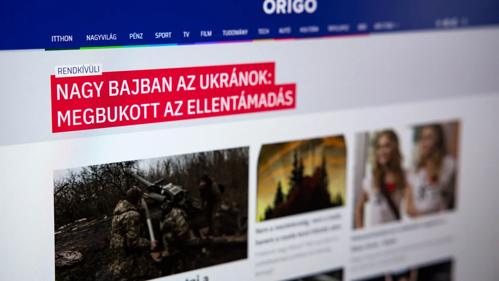 Putyin bölcs vezetőként, Zelenszkij alkoholista hazudozóként jelenik meg az Origo rendkívüli híreiben
