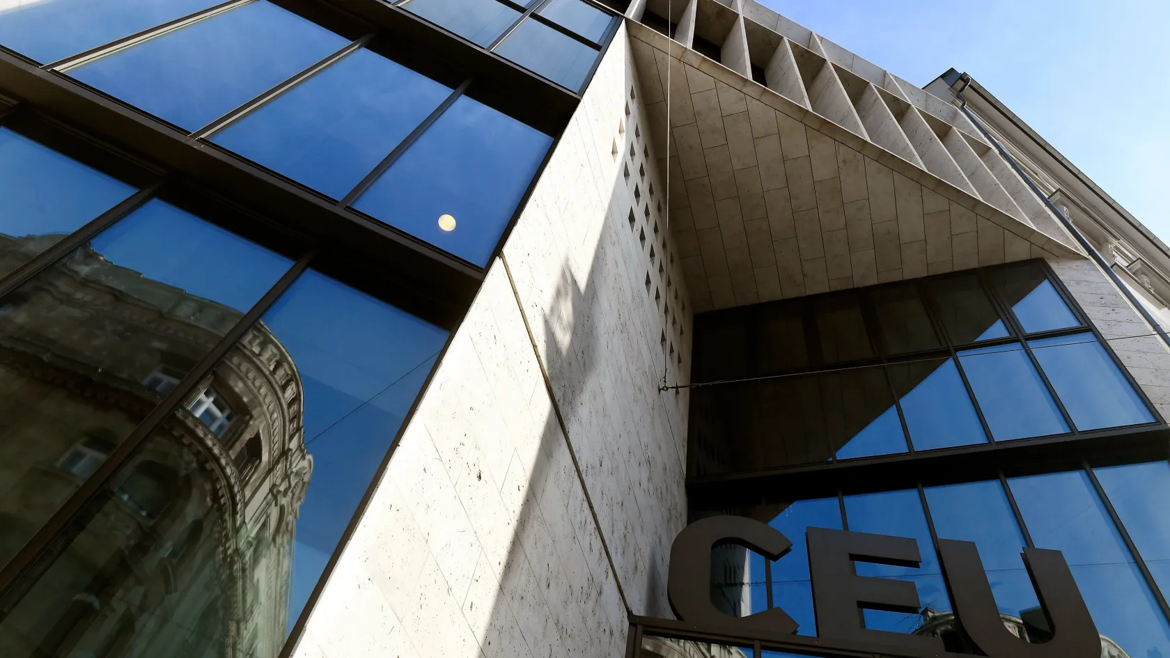 Ingyenes egyetemi kurzusokat indít a CEU