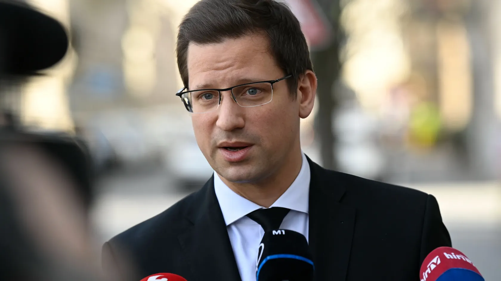Gulyás Gergely szerint háborúpárti kampányt indított az amerikai nagykövetség Magyarországon