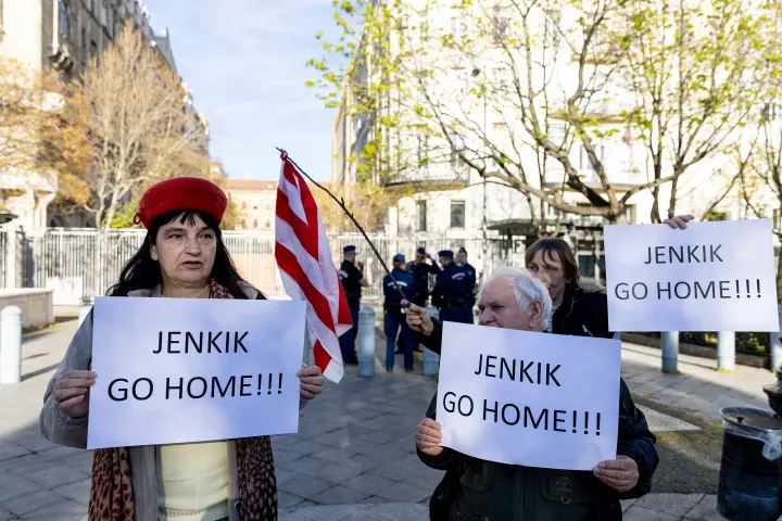 The protesters in front of the embassy – Photo: Orsi Ajpek / Telex