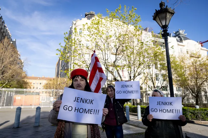 Tüntetők a nagykövetség épülete előtt – Fotó: Ajpek Orsi / Telex