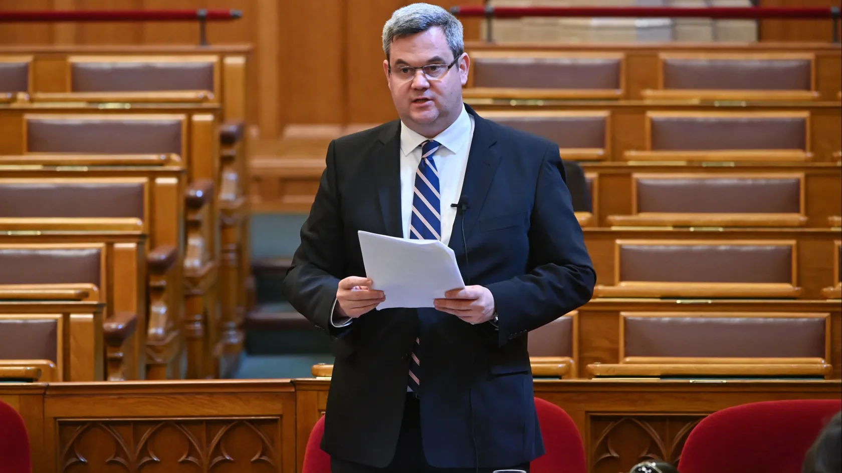 Új szabályok a plasztikai műtétekre és a halottvizsgálatra is – újabb egészségügyi salátatörvény a parlament előtt