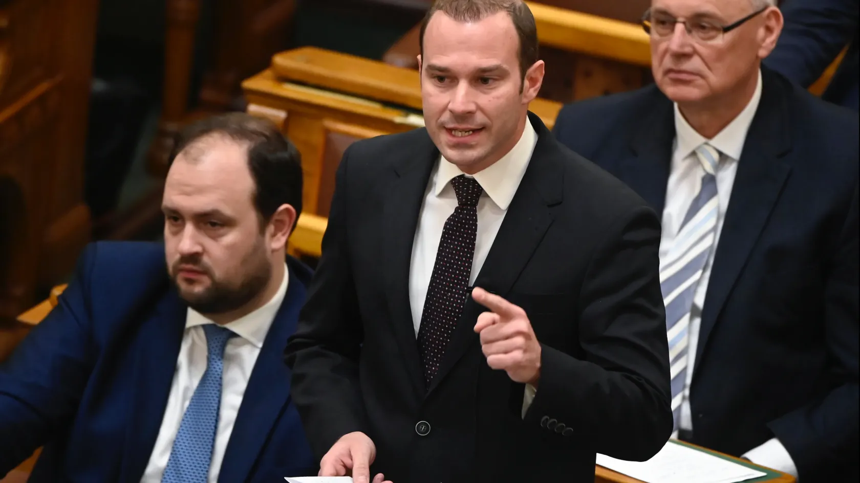 Hollik István: Illő tisztelettel üzenjük a nagykövet úrnak, hogy nem fogunk változtatni az álláspontunkon, mi a béke pártján állunk