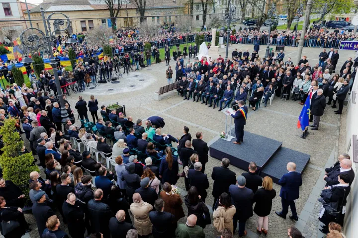 Kovács Jenő polgármester szólal fel a résztvevők és a tüntetők előtt – Fotó: Balog Zsolt / Turos Lóránd Facebook-oldala