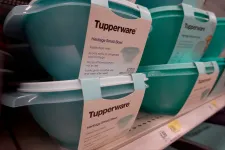 Csődveszélyben az ikonikus kajásdobozgyártó: kis időn belül 45%-ot estek a Tupperware-részvények