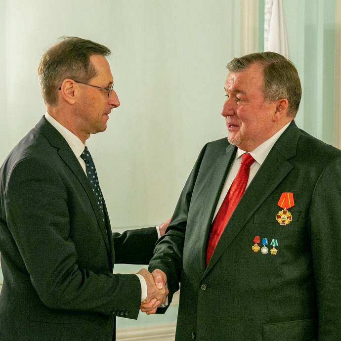 Amíg nincsenek szankciók az orosz bank ellen, Magyarország benne marad – most már vannak