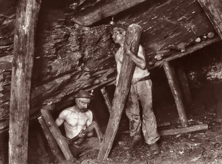 Szénbányászok Olaszországban 1900 körül – Fotó: Paul Thompson / fpg / Getty Images