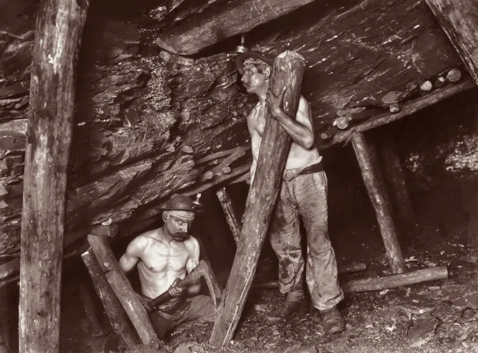 Szénbányászok Olaszországban 1900 körül – Fotó: Paul Thompson / fpg / Getty Images
