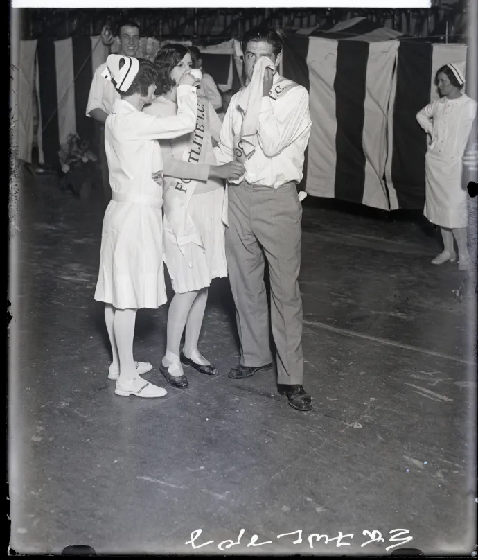 A képen Tommy Nolan és partnere, Anna King, a Madison Square Gardenben rendezett táncmaraton versenyzői, 1928-ban, amint a kísérő nővér hideg vízzel ébreszti fel őket – Fotó: Bettmann / Getty Images