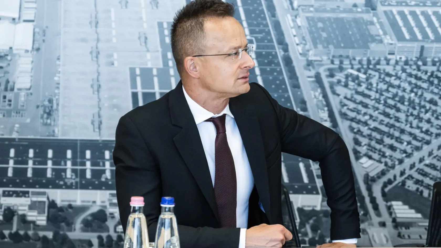 Szijjártó: A Mercedes segít nekünk, hogy ne csak a rosszat hallja Magyarországról a német tévénéző