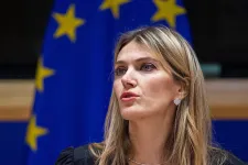 Elektronikus nyomkövetővel házi őrizetbe kerül a korrupcióval vádolt volt EP-alelnök