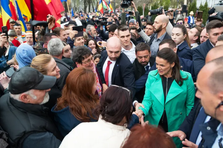 Tényleg fontosabb Novák Katalin személyi kultuszának építése, mint az erdélyi román-magyar viszony normalitása?