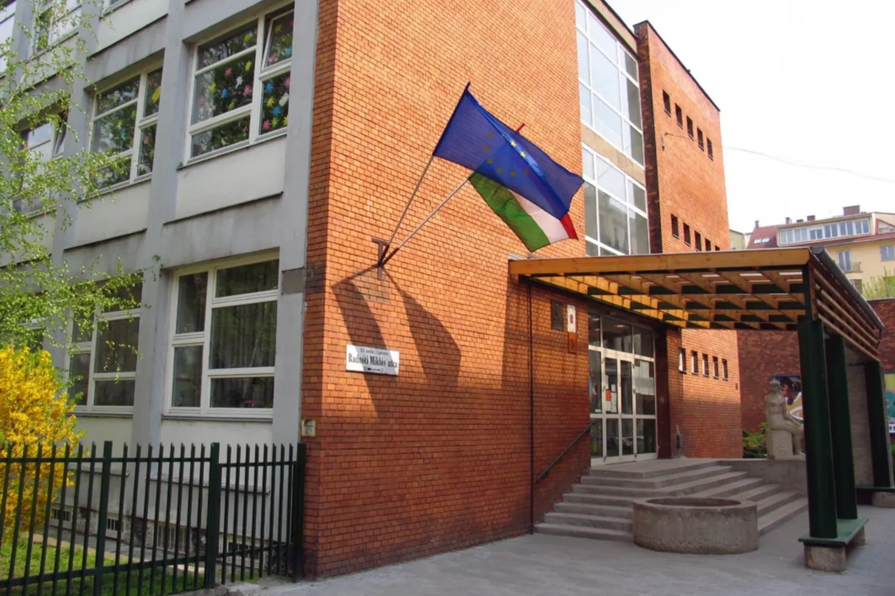 „Szavazzatok nemmel a zsidó iskolára” – súlyos indulatokat váltott ki egy újlipótvárosi iskola zsidó hitközséghez kerülésének lehetősége