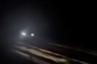 Videón, ahogy egy autós a forgalommal szemben száguld az M5-ösön