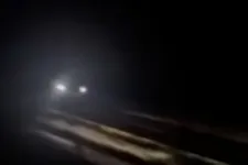 Videón, ahogy egy autós a forgalommal szemben száguld az M5-ösön
