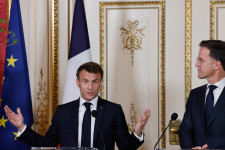 Egységet demonstrálni ment Kínába, hazaérve egyből kiakasztotta a szövetségeseit Macron