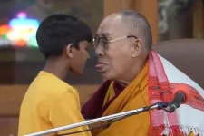 Nem az érzéki örömöknek él, ezért is volt ártatlan a dalai láma nyelvszopkodós kérése a tibeti kormány szerint