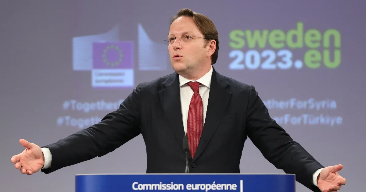 Népszava: Az EP frakcióvezetői nem kifogásolták Várhelyi hülyézős megjegyzésére adott válaszát