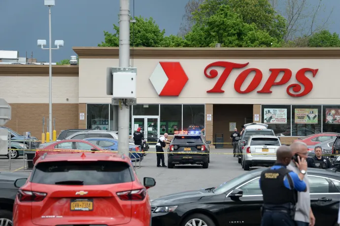 Rendőrök a Tops Friendly Market nevű szupermarketnél, ahol tíz embert gyilkolt meg egy fegyveres 2022. május 14-én – Fotó: John Normile / Getty Images / AFP